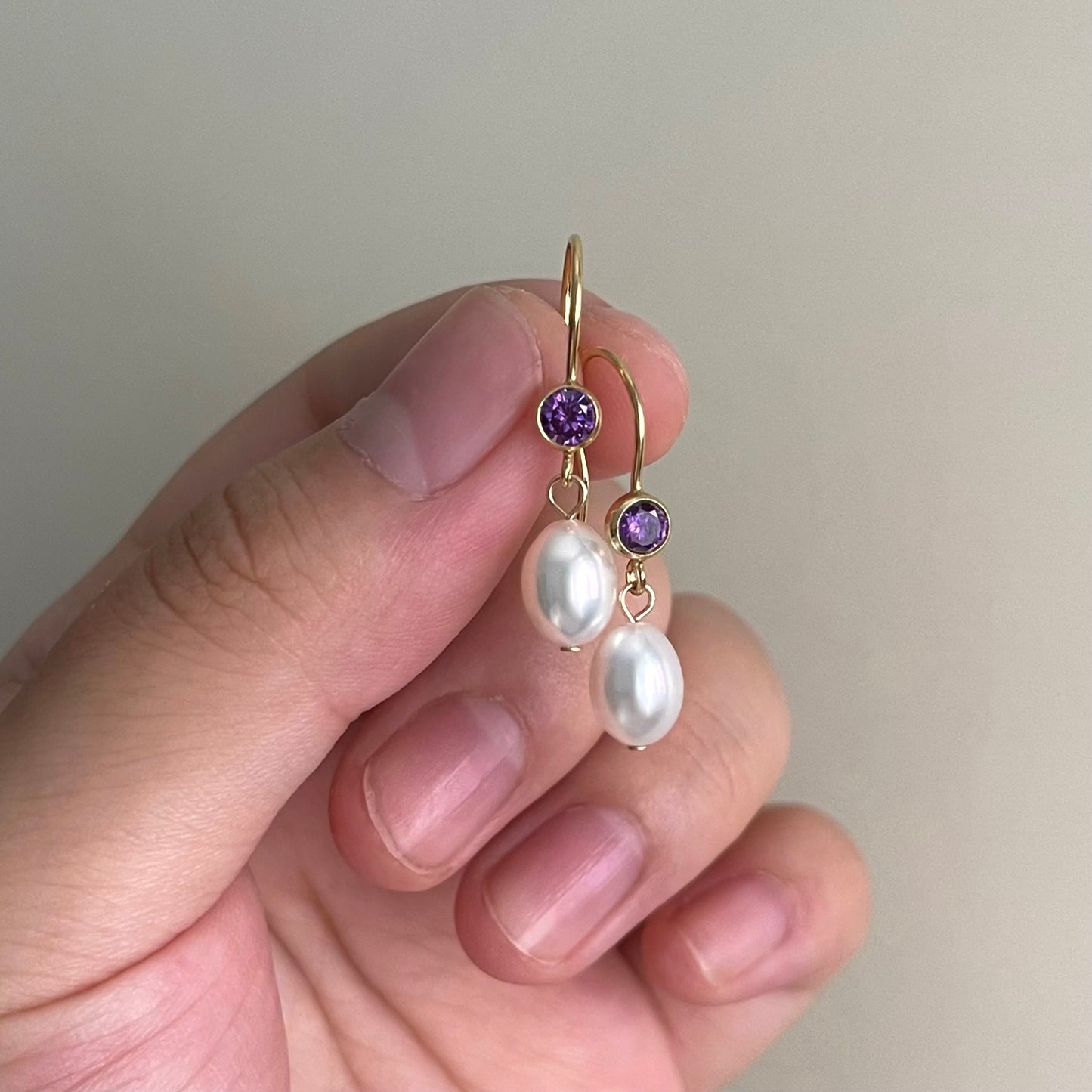 Orecchini Acqua Dream con zircone viola e chiusura a monachella aperta
