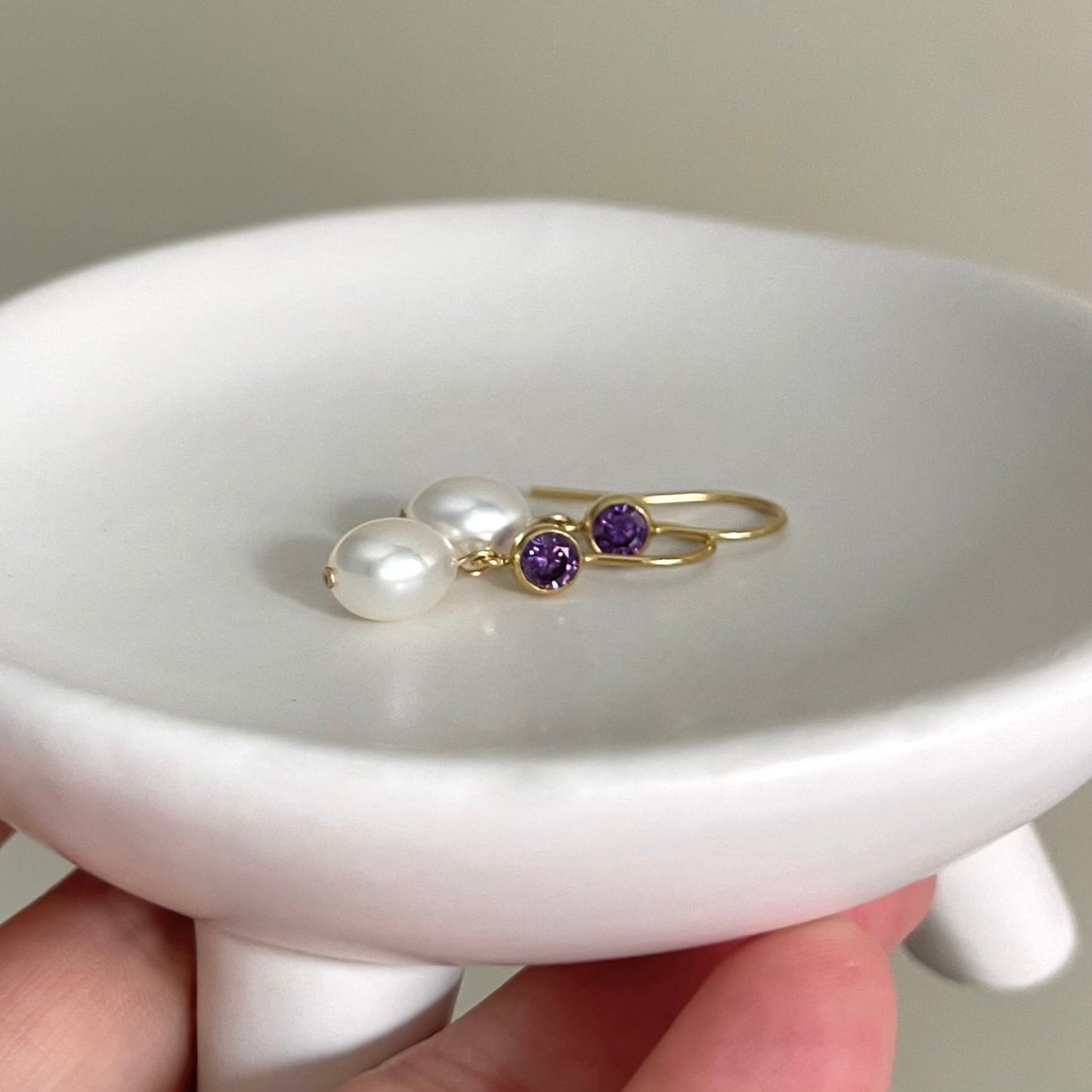 Orecchini Acqua Dream con zircone viola e chiusura a monachella aperta
