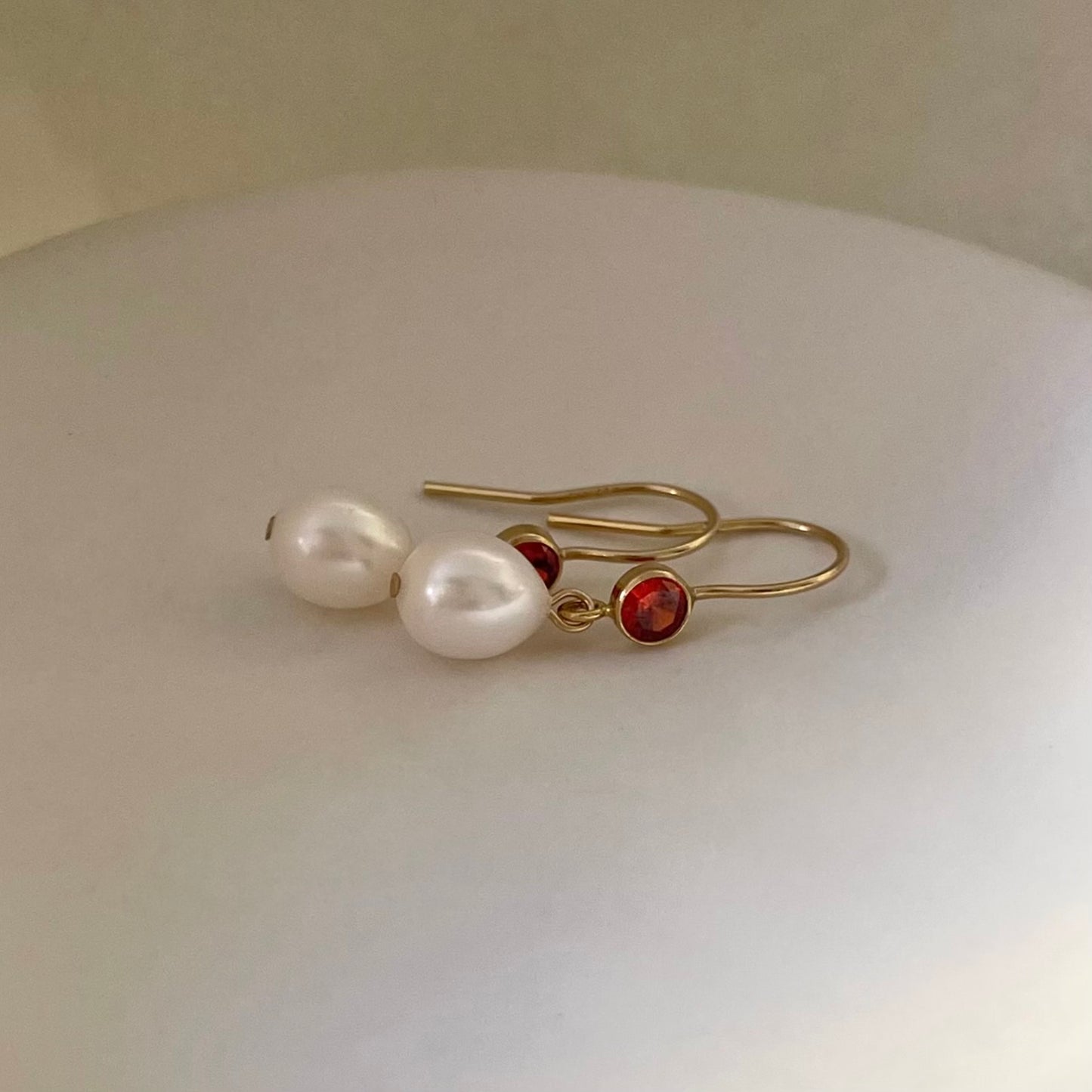 Orecchini Acqua Dream con zircone rosso e chiusura a monachella aperta