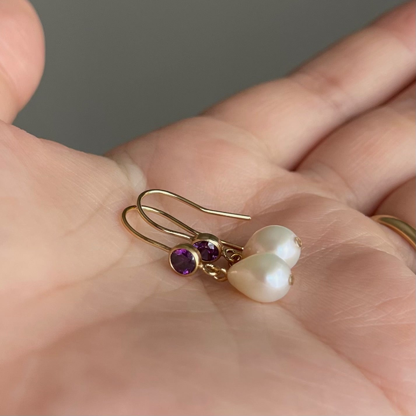 Orecchini Acqua Dream con zircone viola e chiusura a monachella aperta