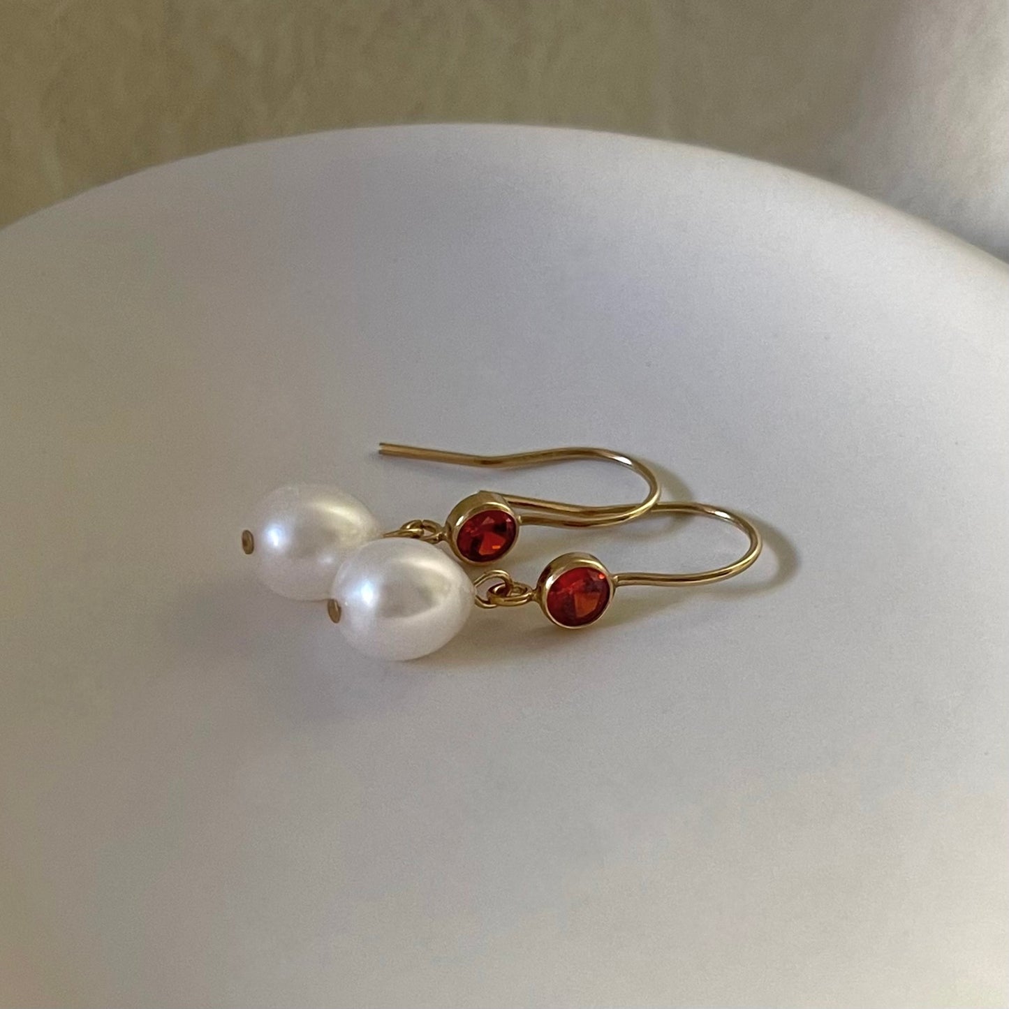 Orecchini Acqua Dream con zircone rosso e chiusura a monachella aperta