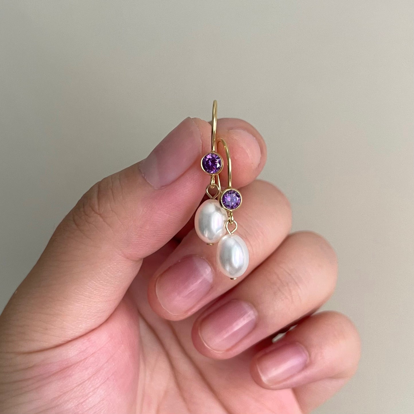 Orecchini Acqua Dream con zircone viola e chiusura a monachella aperta
