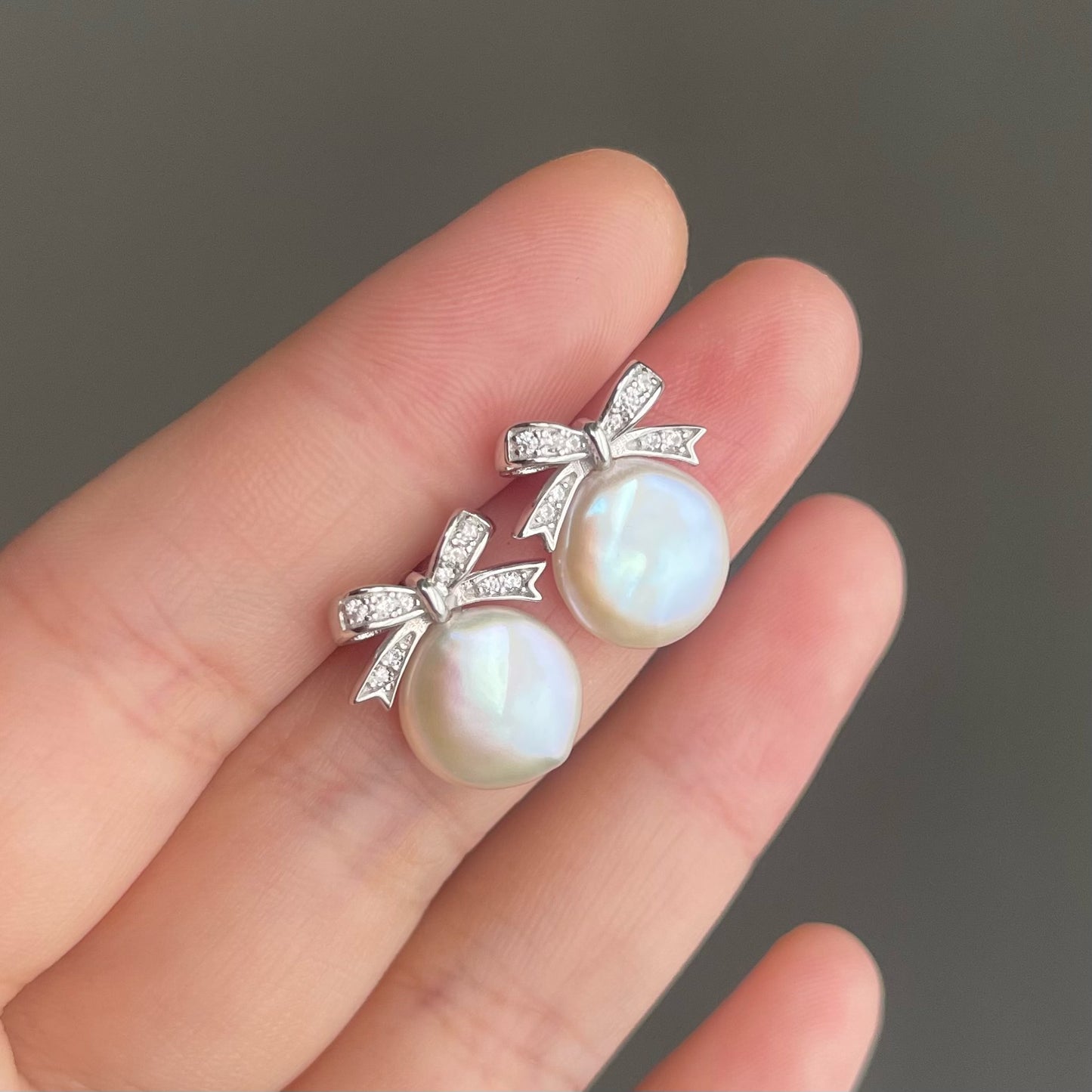 Orecchini Fiocchi con chiusura a farfallina e perle barocche