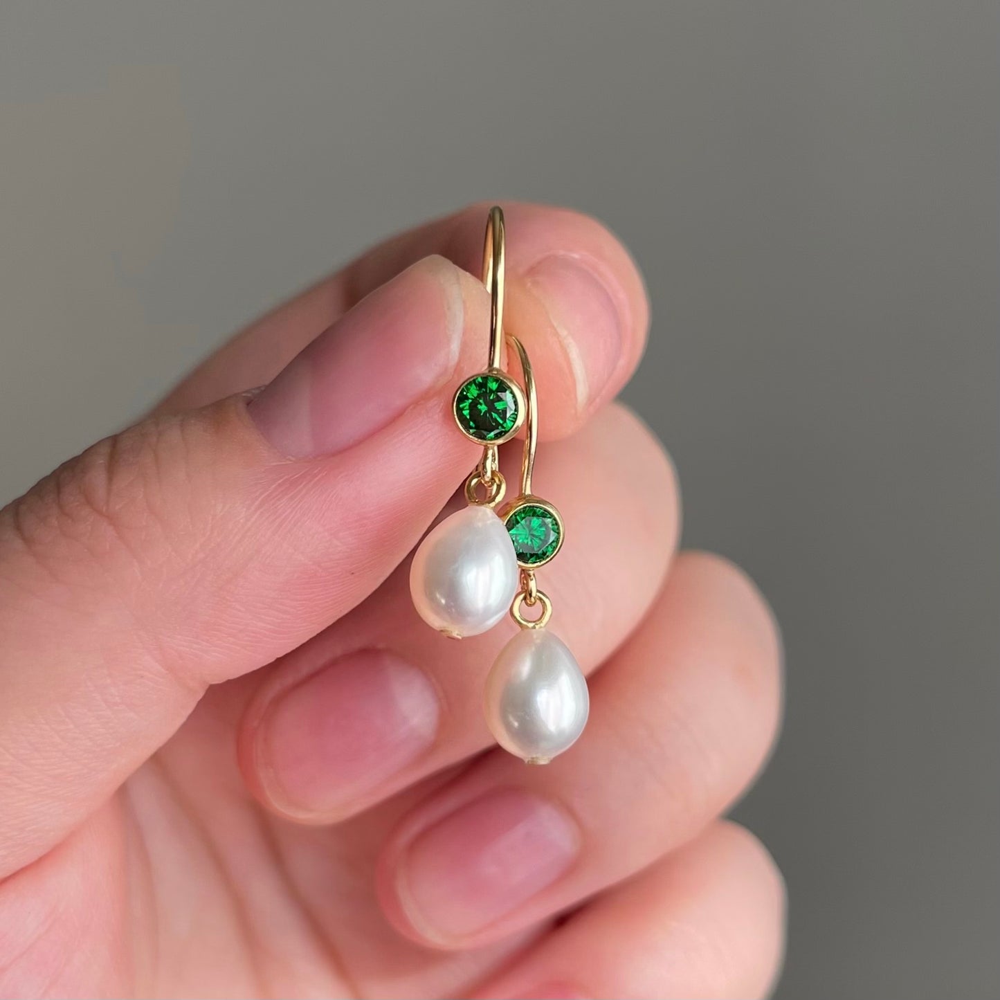 Orecchini Acqua Dream con zircone verde e chiusura a monachella aperta