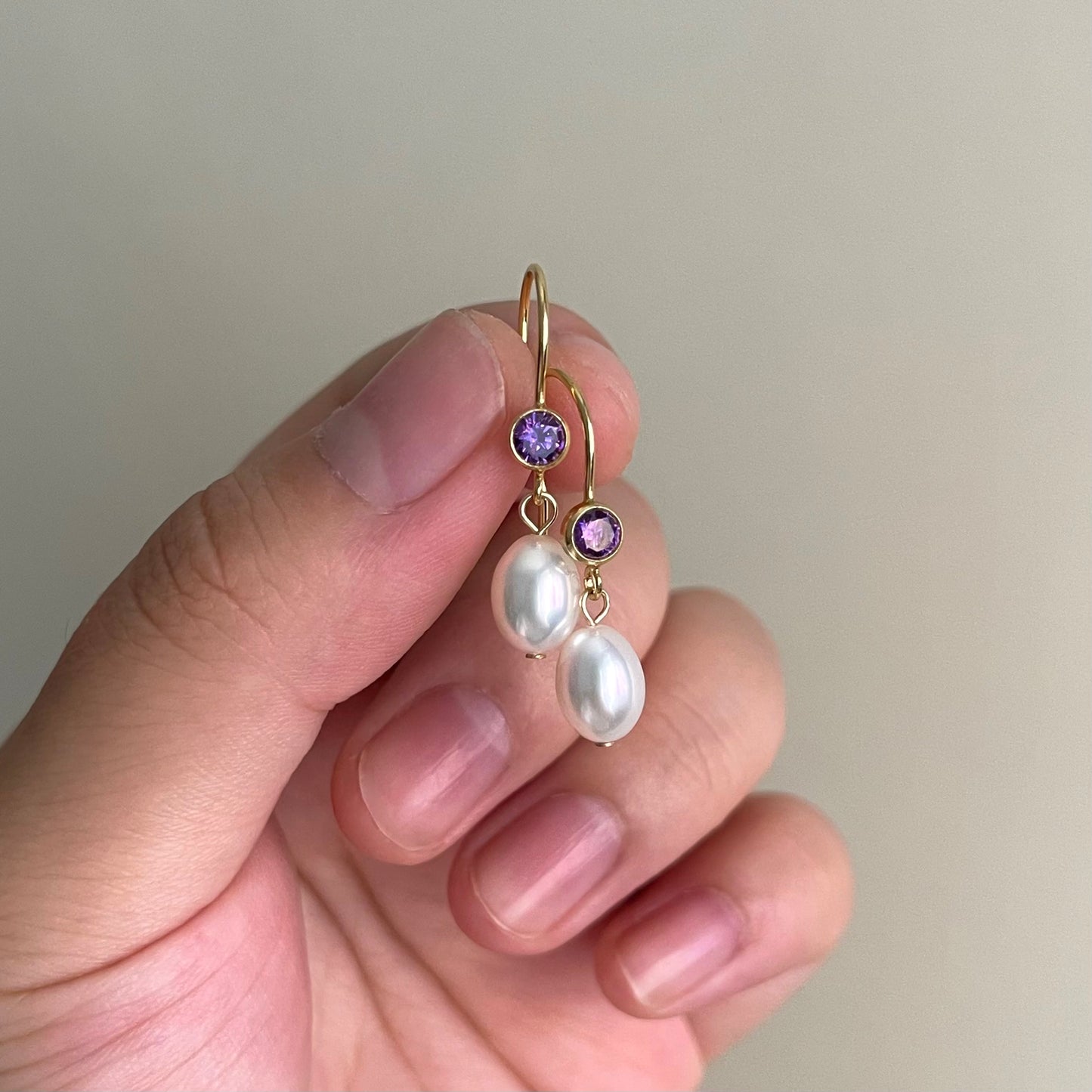 Orecchini Acqua Dream con zircone viola e chiusura a monachella aperta