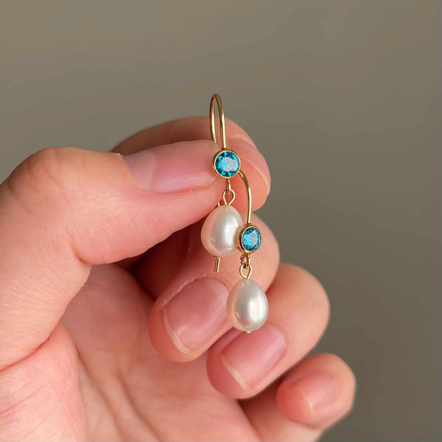 Orecchini Acqua Dream con zircone azzurro svizzero e chiusura a monachella aperta