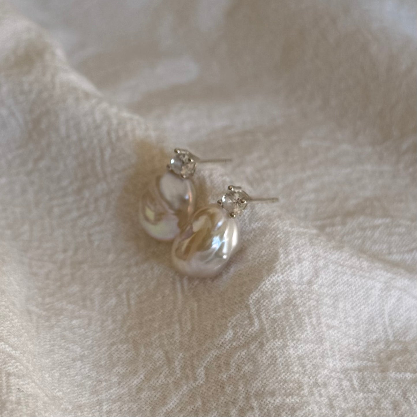 Orecchini con mini perle irregolari