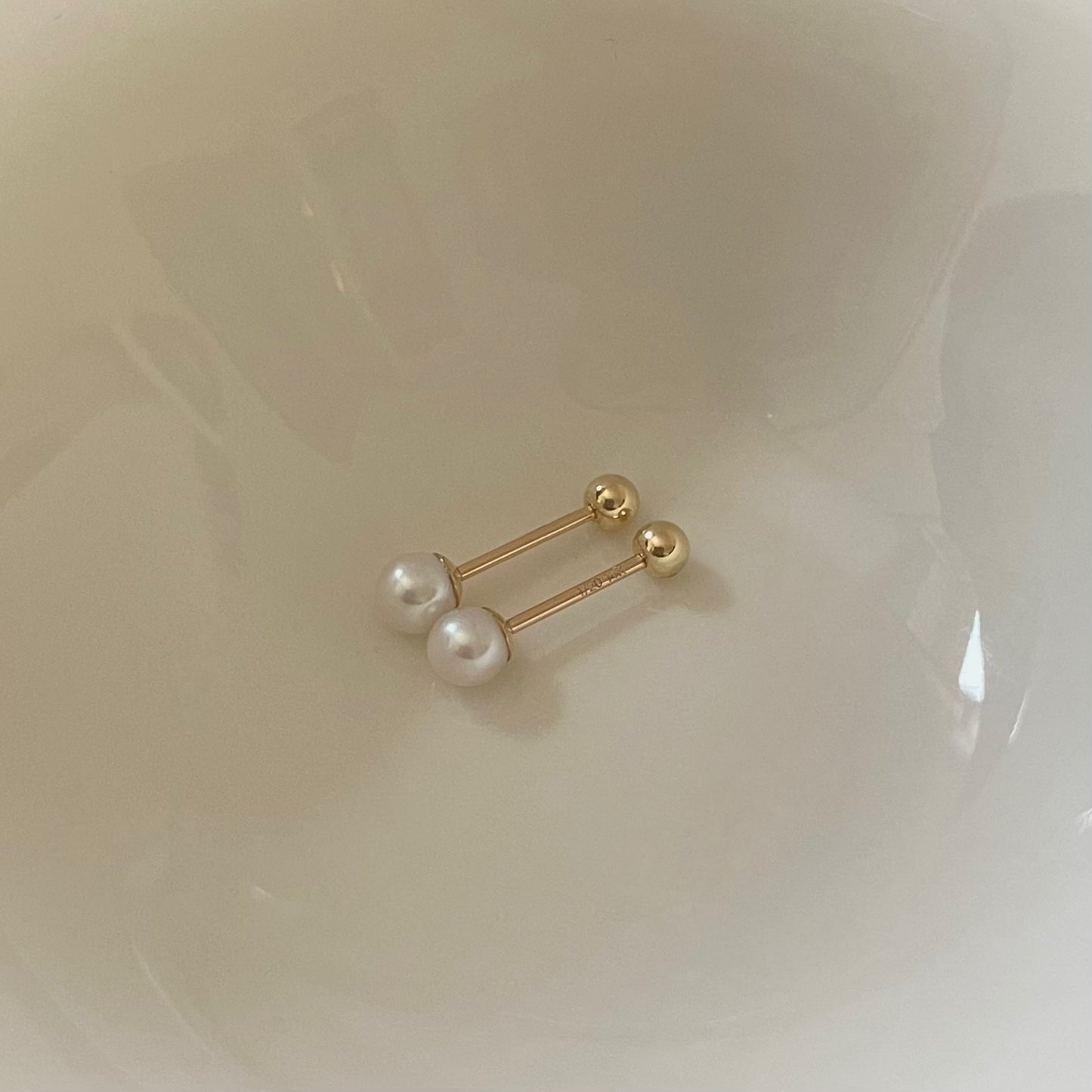 Everyday pearl earring con perla tonda 4mm e con chiusura a vite