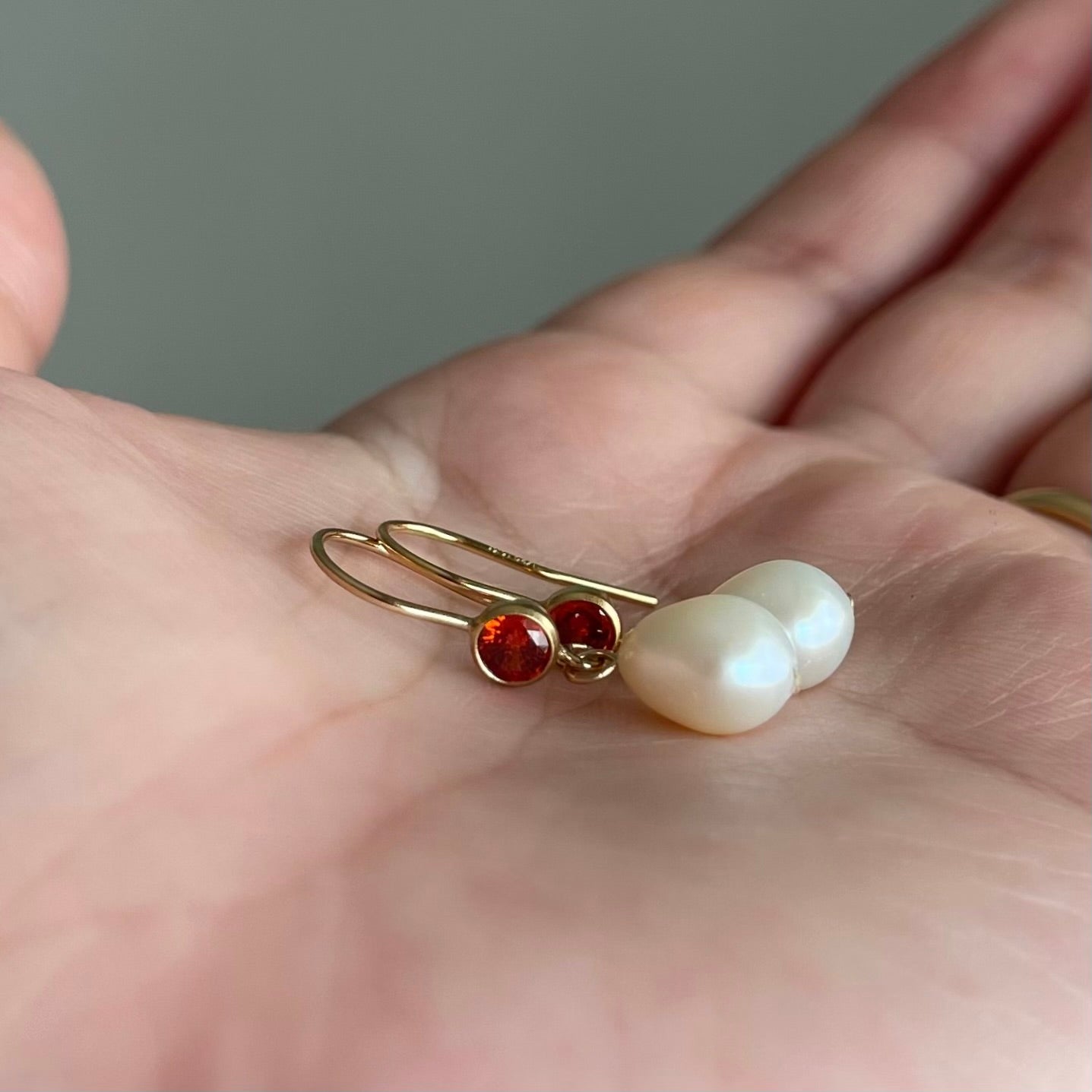 Orecchini Acqua Dream con zircone rosso e chiusura a monachella aperta