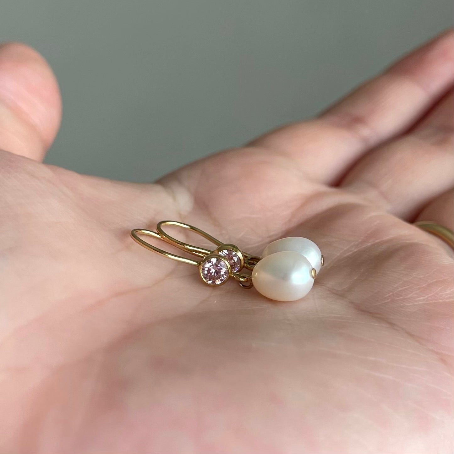 Orecchini Acqua Dream con zircone rosa e chiusura a monachella aperta