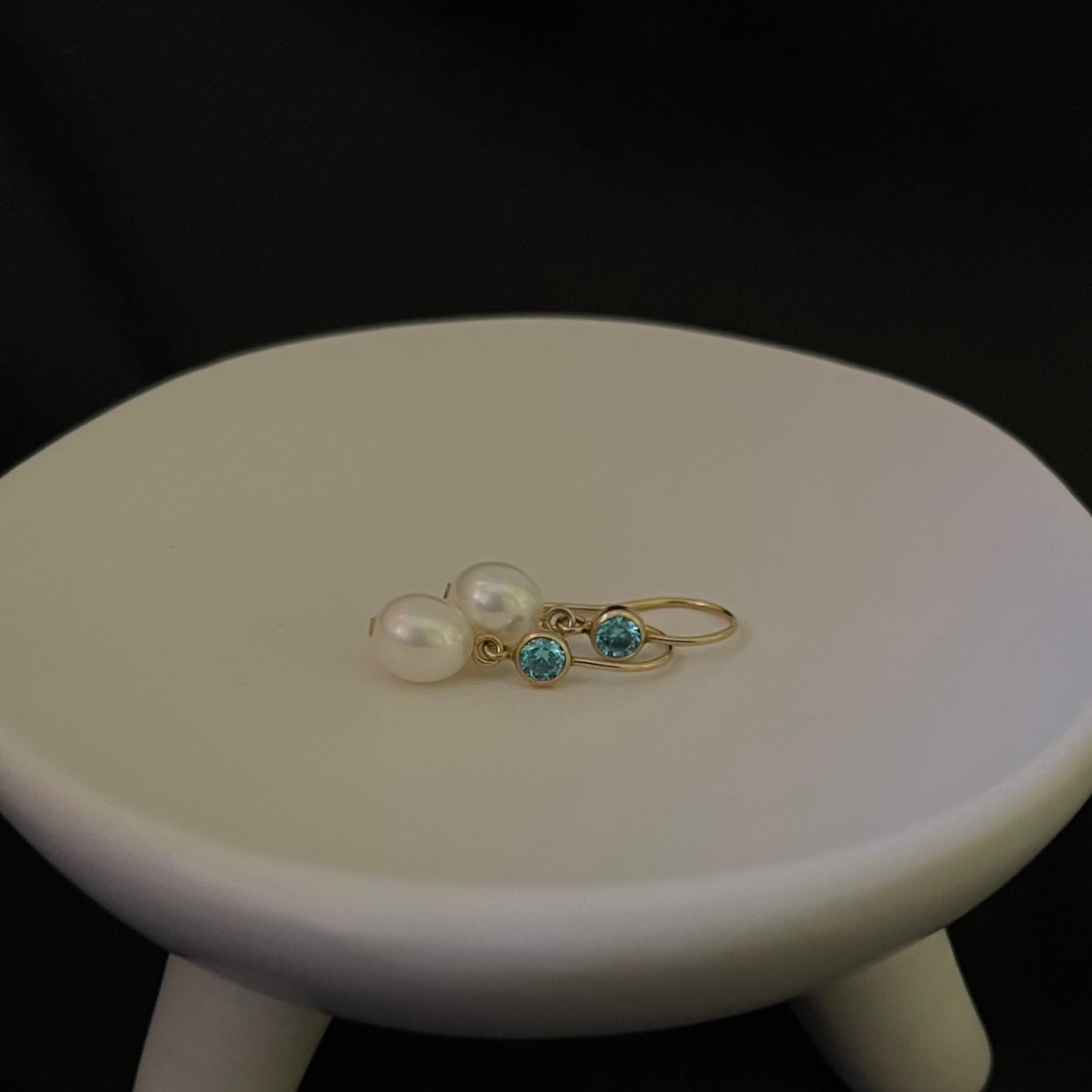Orecchini Acqua Dream con zircone azzurro svizzero e chiusura a monachella aperta