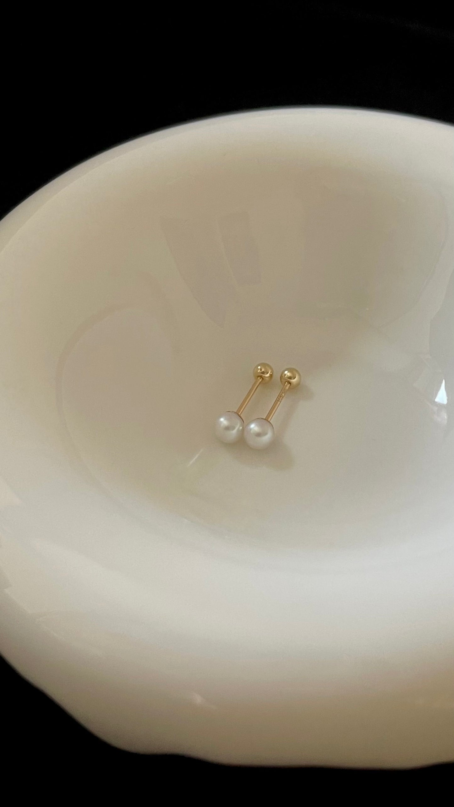Everyday pearl earring con perla tonda 4mm e con chiusura a vite