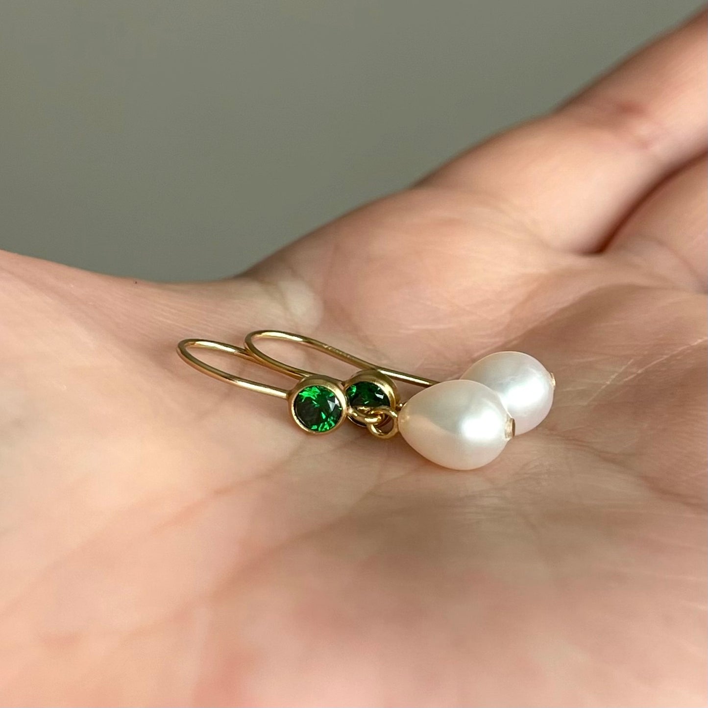 Orecchini Acqua Dream con zircone verde e chiusura a monachella aperta
