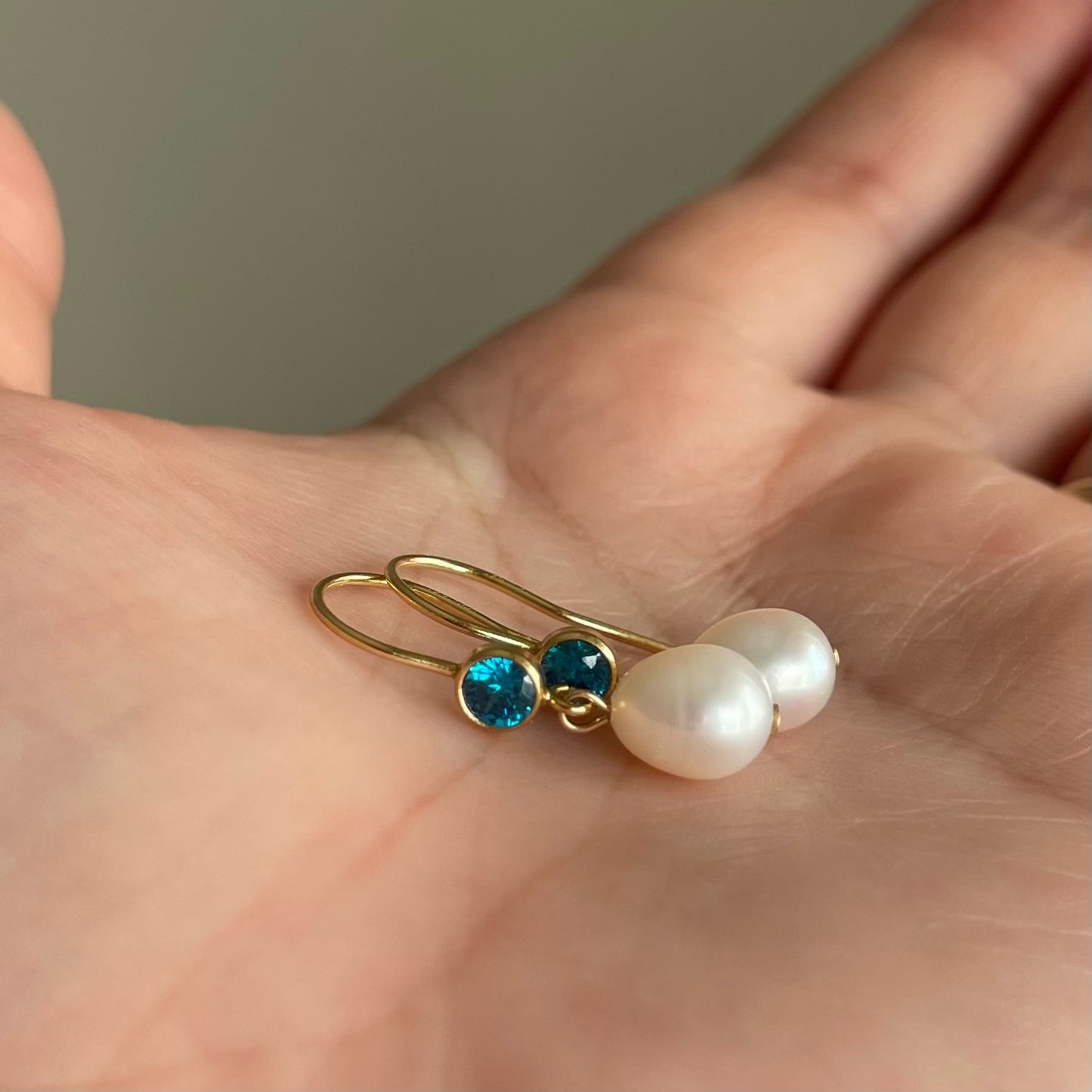 Orecchini Acqua Dream con zircone azzurro svizzero e chiusura a monachella aperta