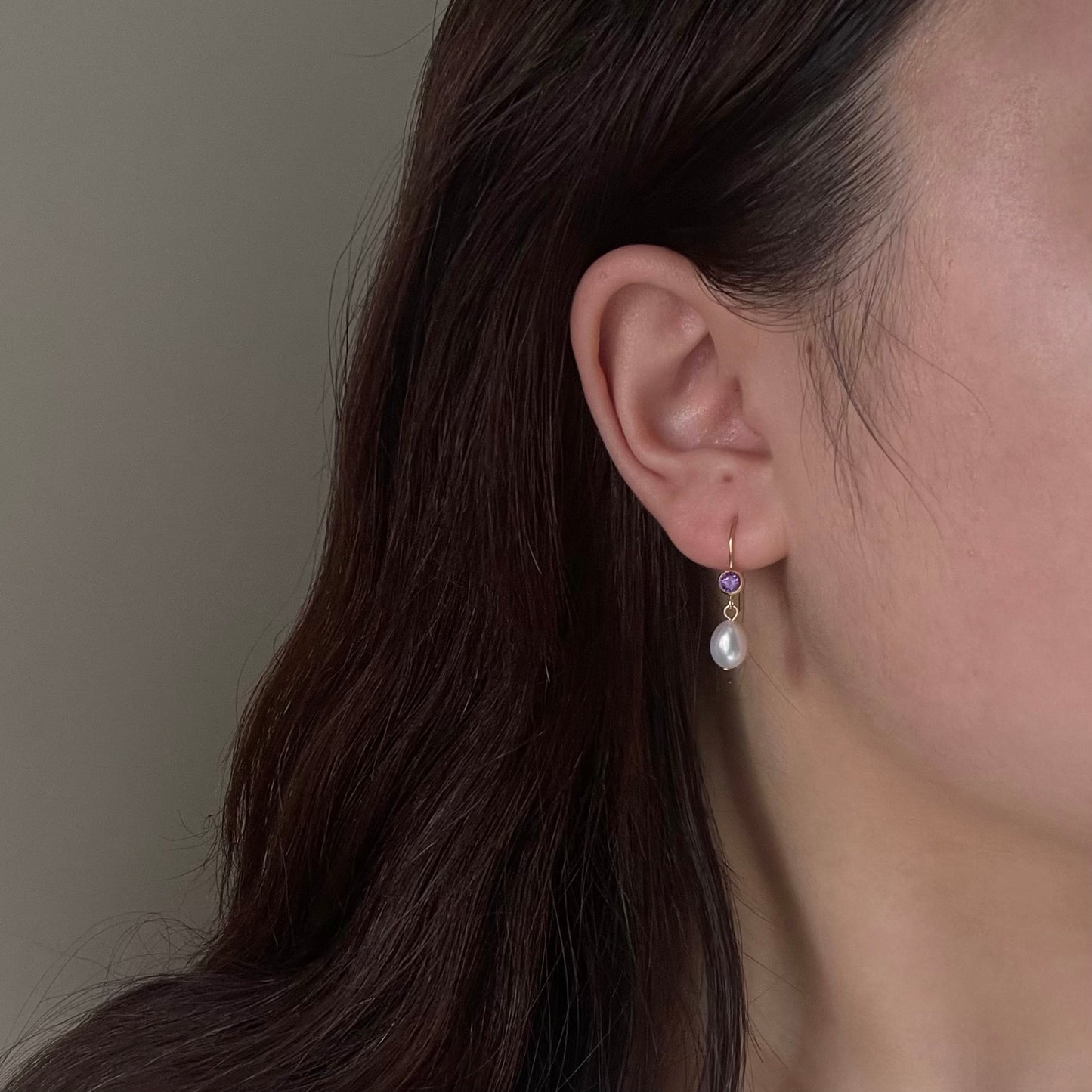 Orecchini Acqua Dream con zircone viola e chiusura a monachella aperta