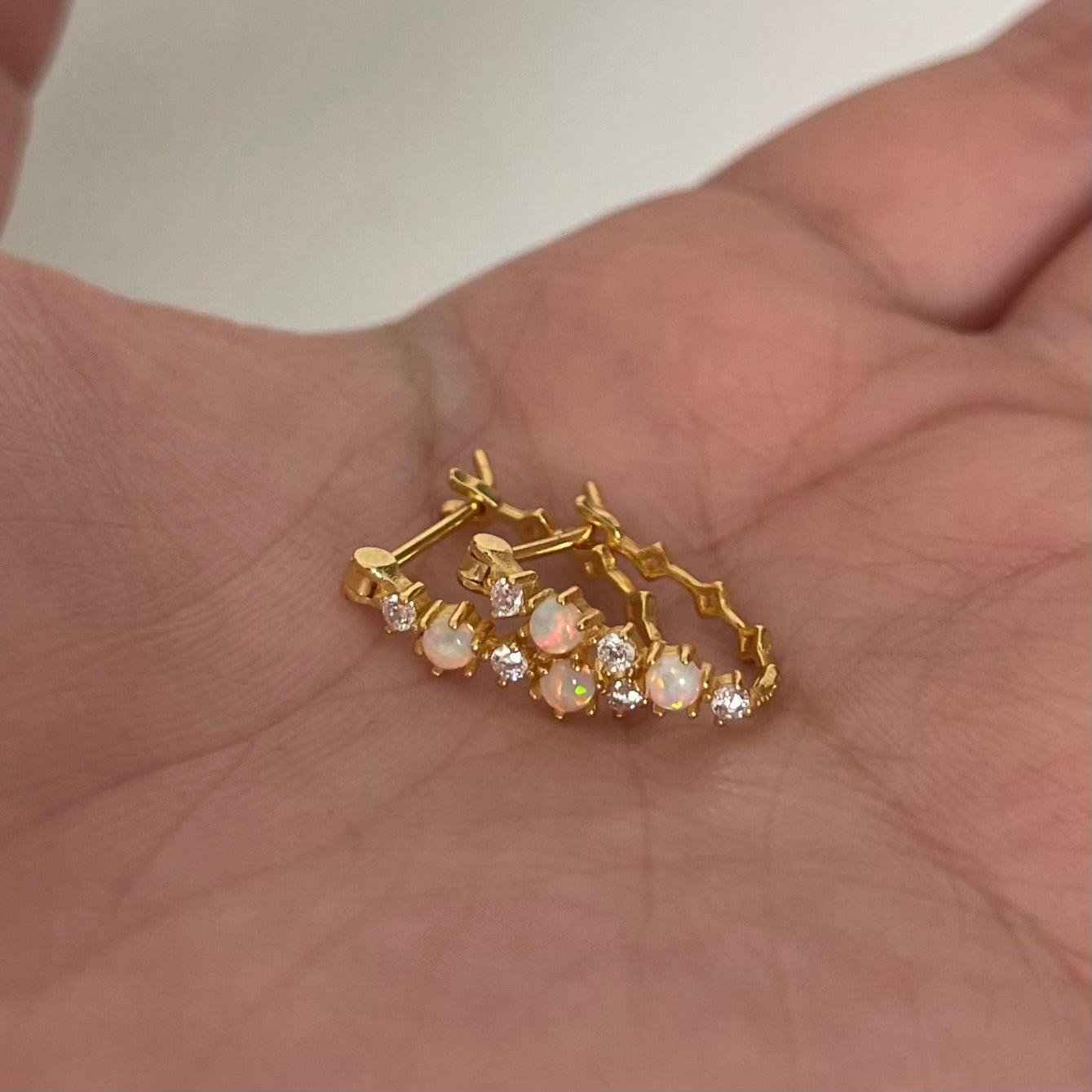 Orecchini a monachella con opelite