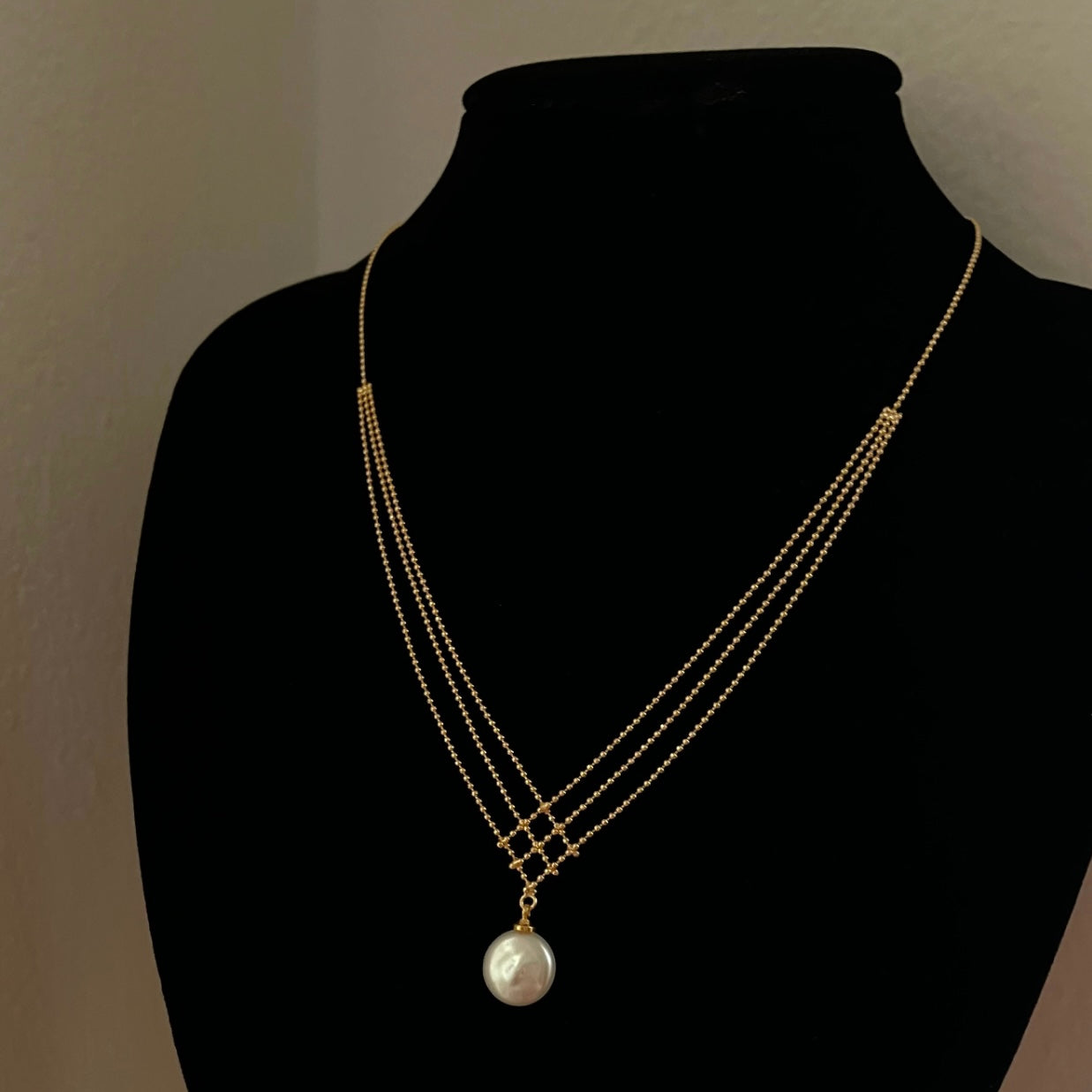 Collana con ciondolo perla a bottone