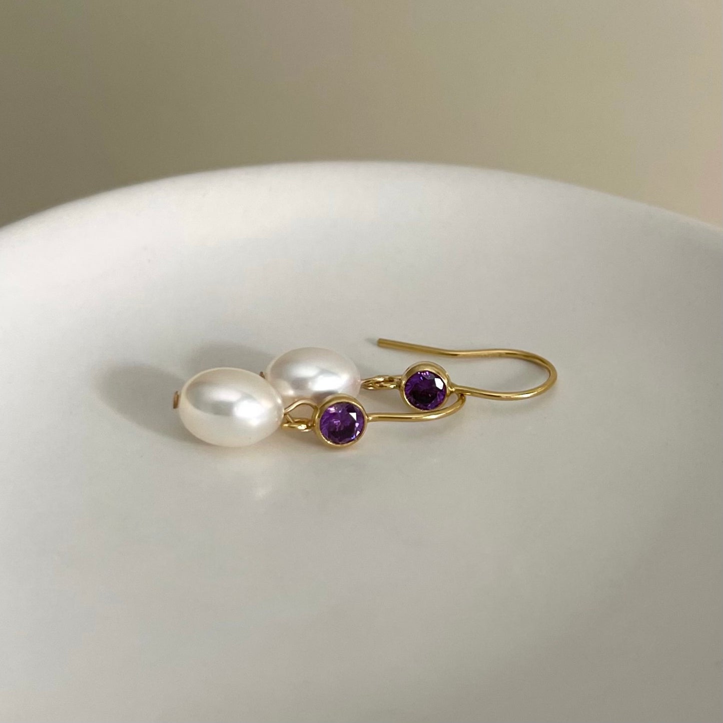 Orecchini Acqua Dream con zircone viola e chiusura a monachella aperta