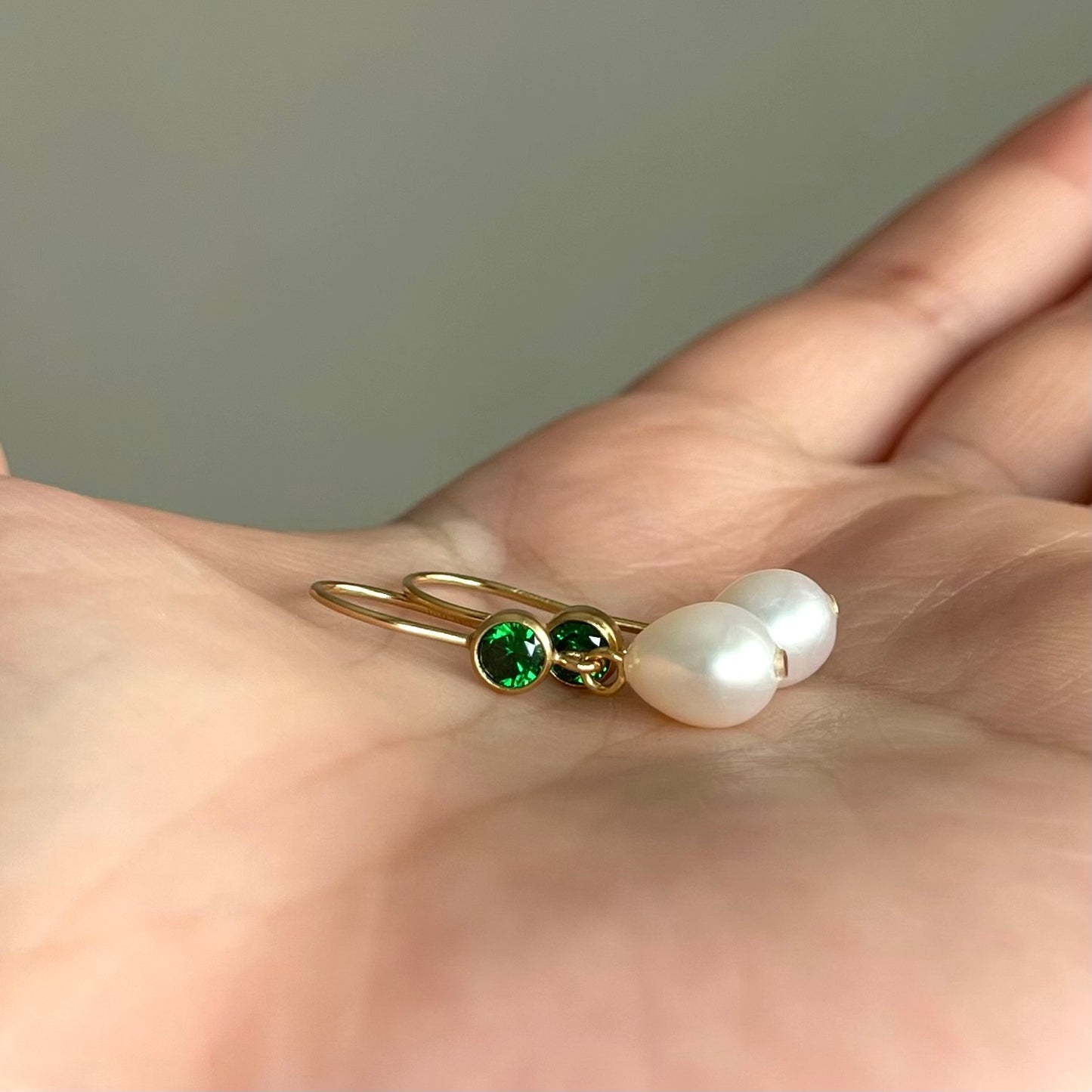 Orecchini Acqua Dream con zircone verde e chiusura a monachella aperta