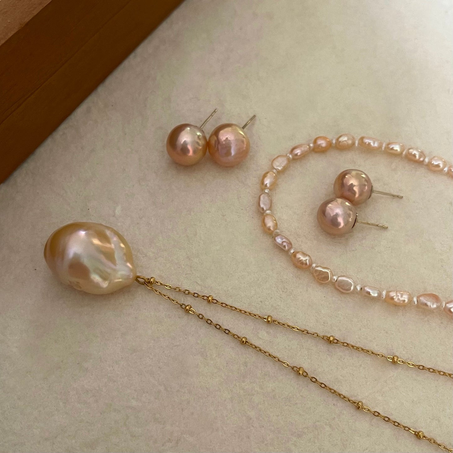 Girocollo con mini perle arancione e bianco