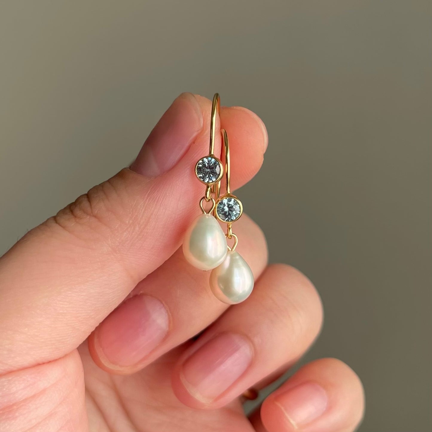 Orecchini Acqua Dream con zircone azzurro e chiusura a monachella aperta