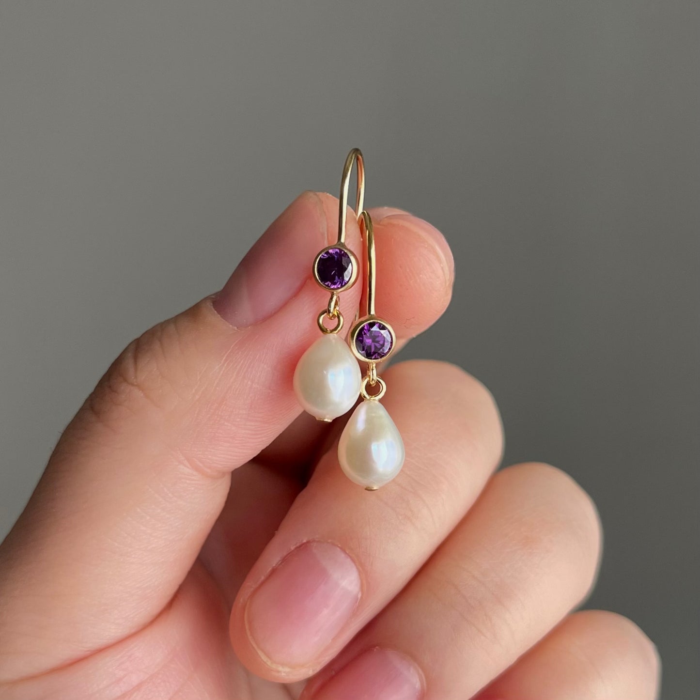 Orecchini Acqua Dream con zircone viola e chiusura a monachella aperta
