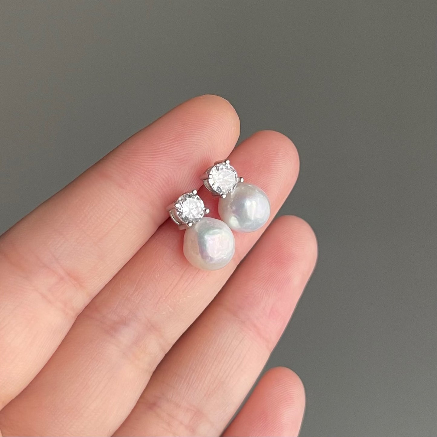 Orecchini con perle barocche tonde 8-9mm e zircone