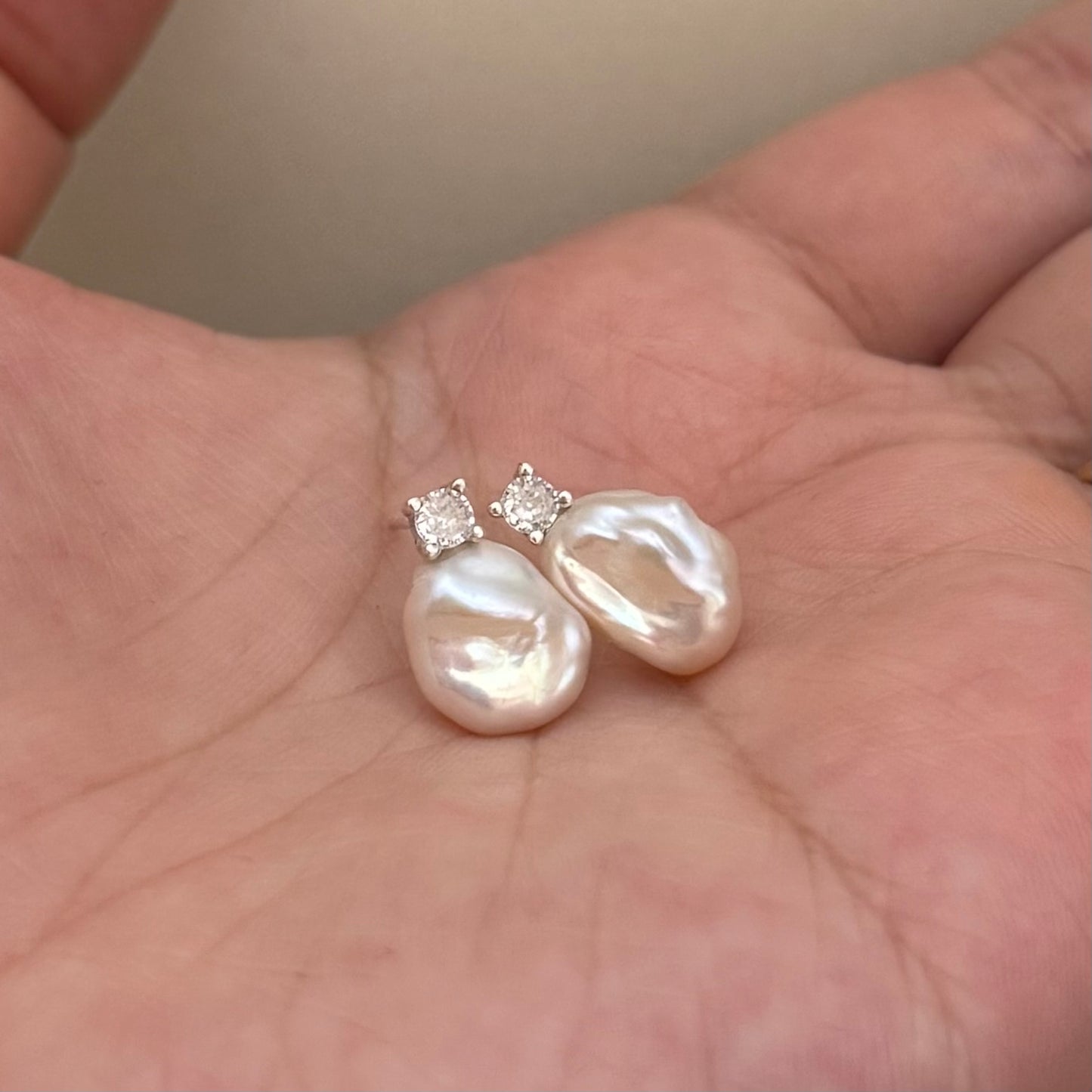 Orecchini con mini perle irregolari