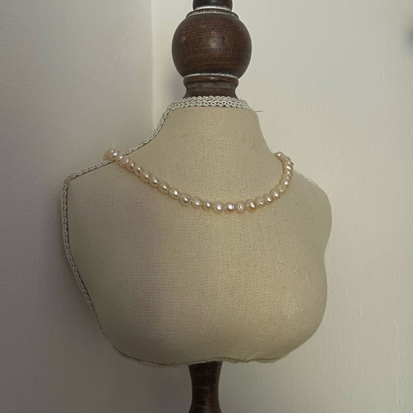 Girocollo con perle barocche rosa arancione