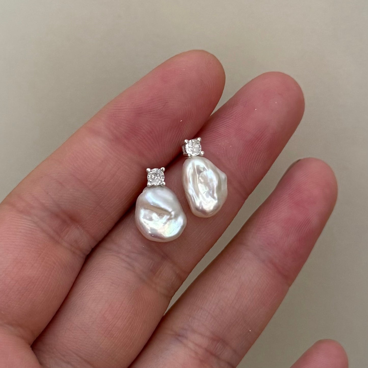 Orecchini con mini perle irregolari