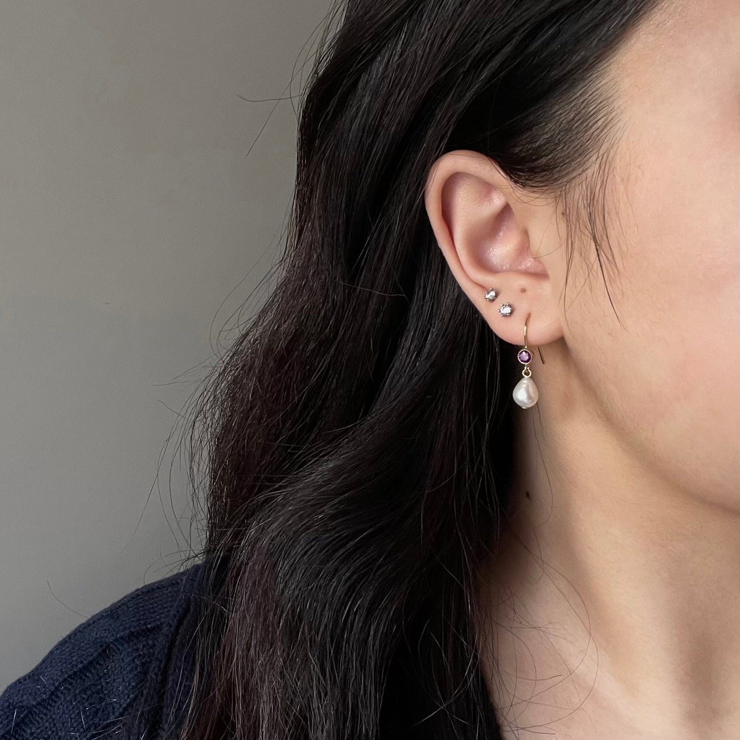Orecchini Acqua Dream con zircone viola e chiusura a monachella aperta