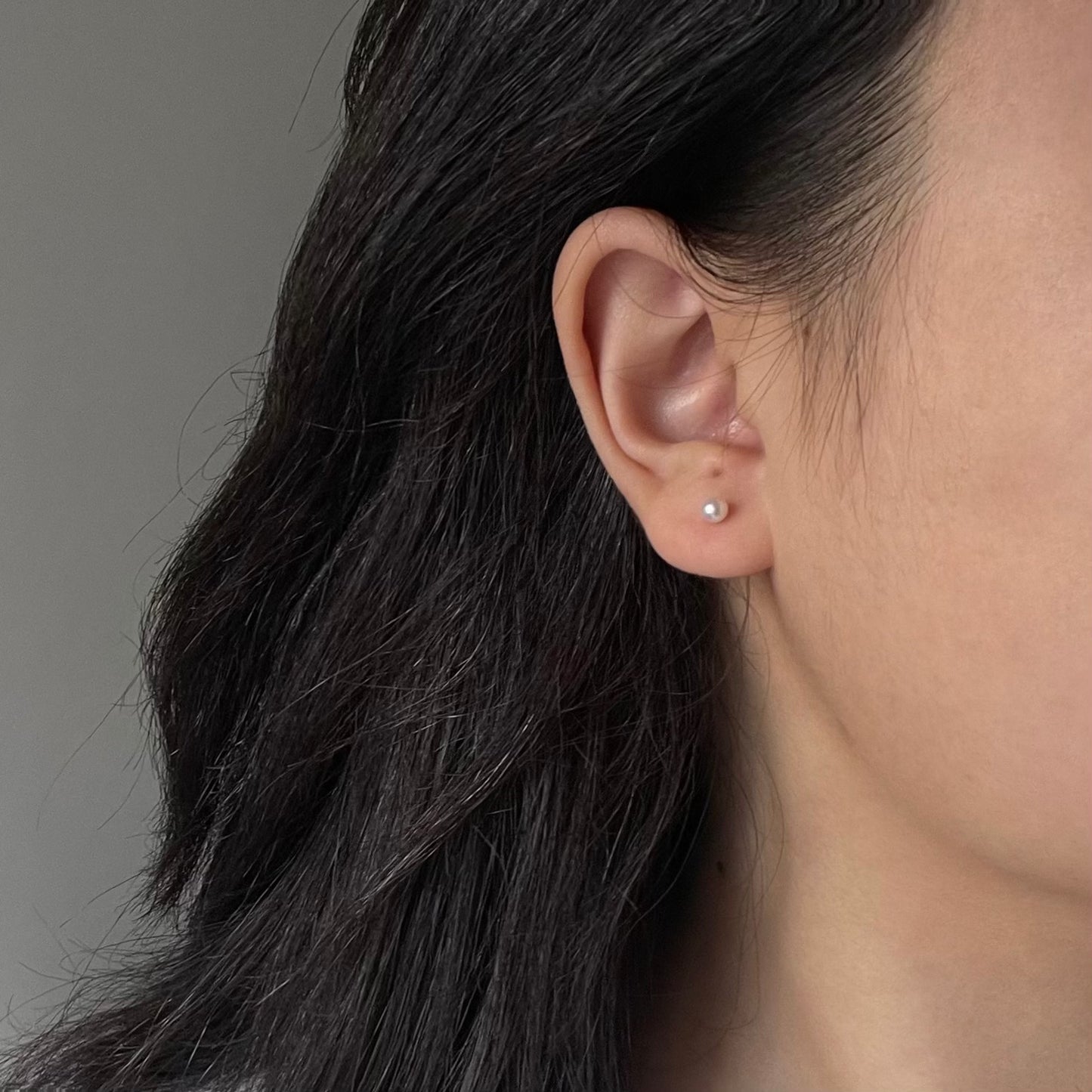 Everyday pearl earring con perla tonda 4mm e con chiusura a vite