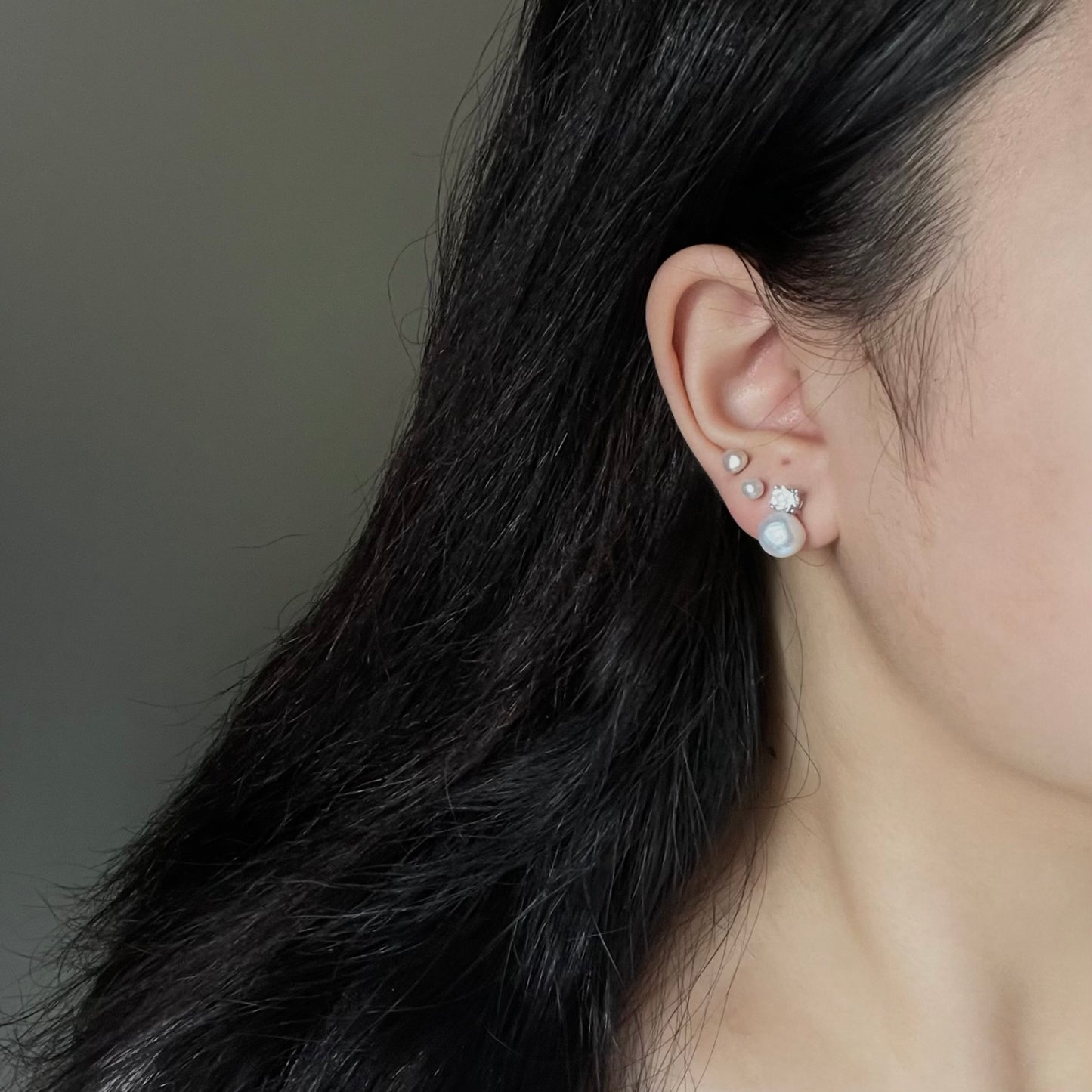 Orecchini con perle barocche tonde 8-9mm e zircone