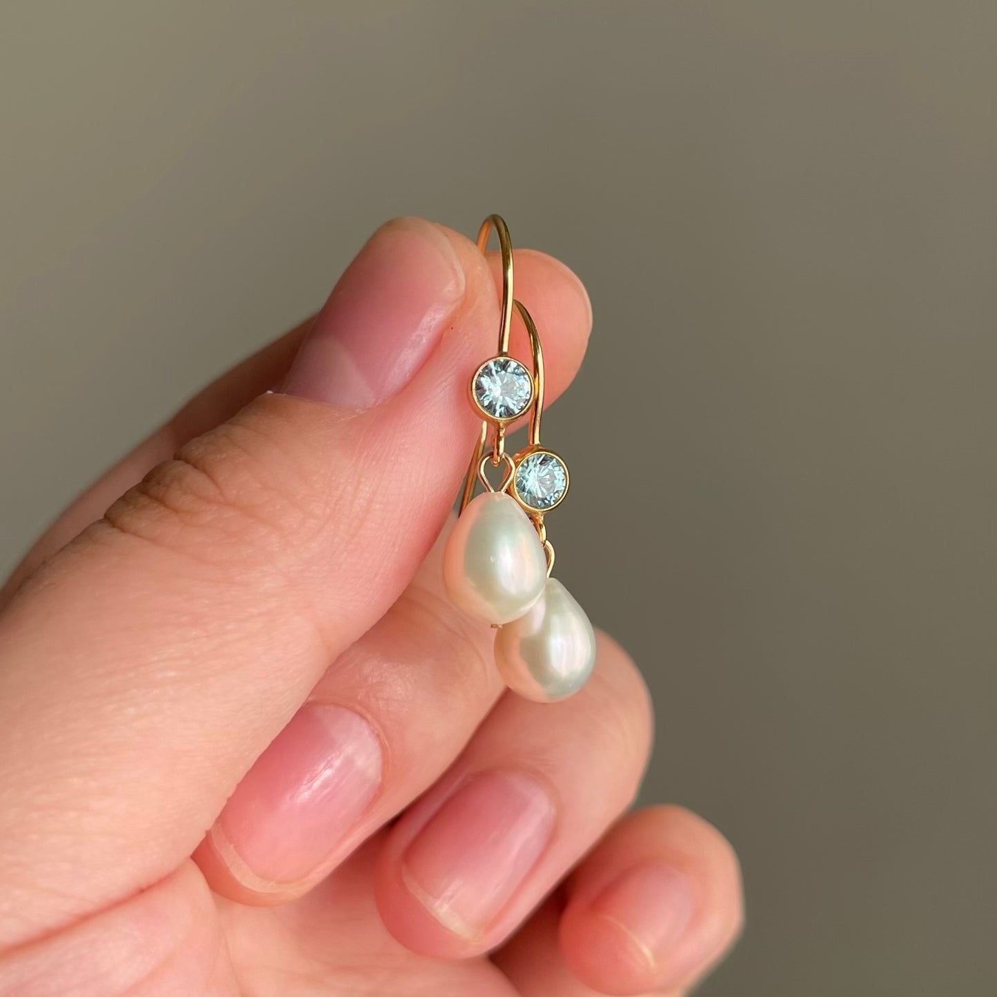 Orecchini Acqua Dream con zircone azzurro e chiusura a monachella aperta