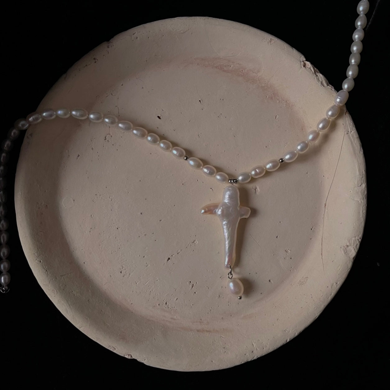 Girocollo perle con ciondolo a croce
