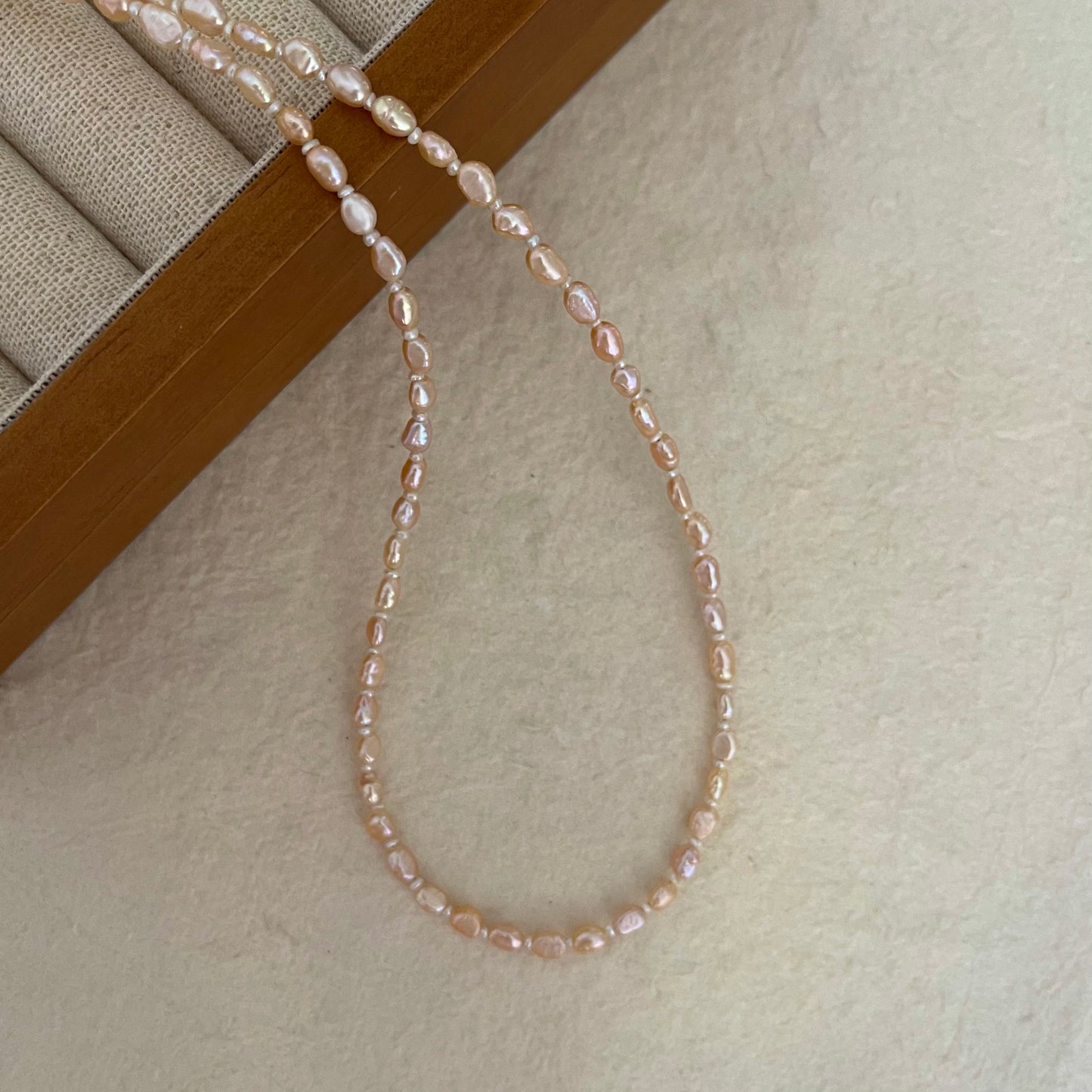 Girocollo con mini perle arancione e bianco