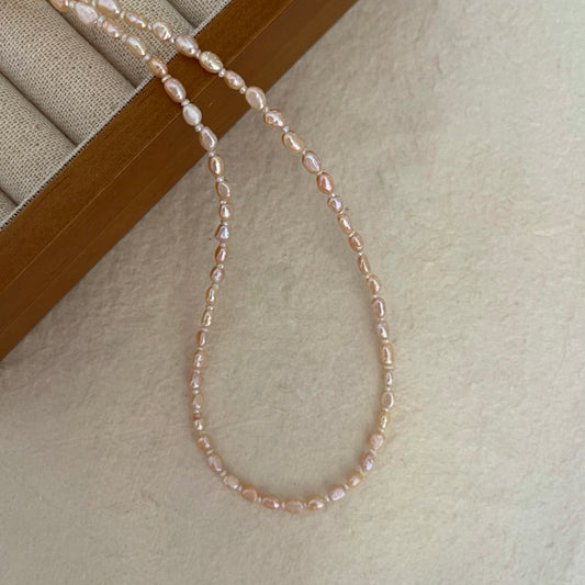 Girocollo con mini perle arancione e bianco