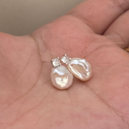 Orecchini con mini perle irregolari