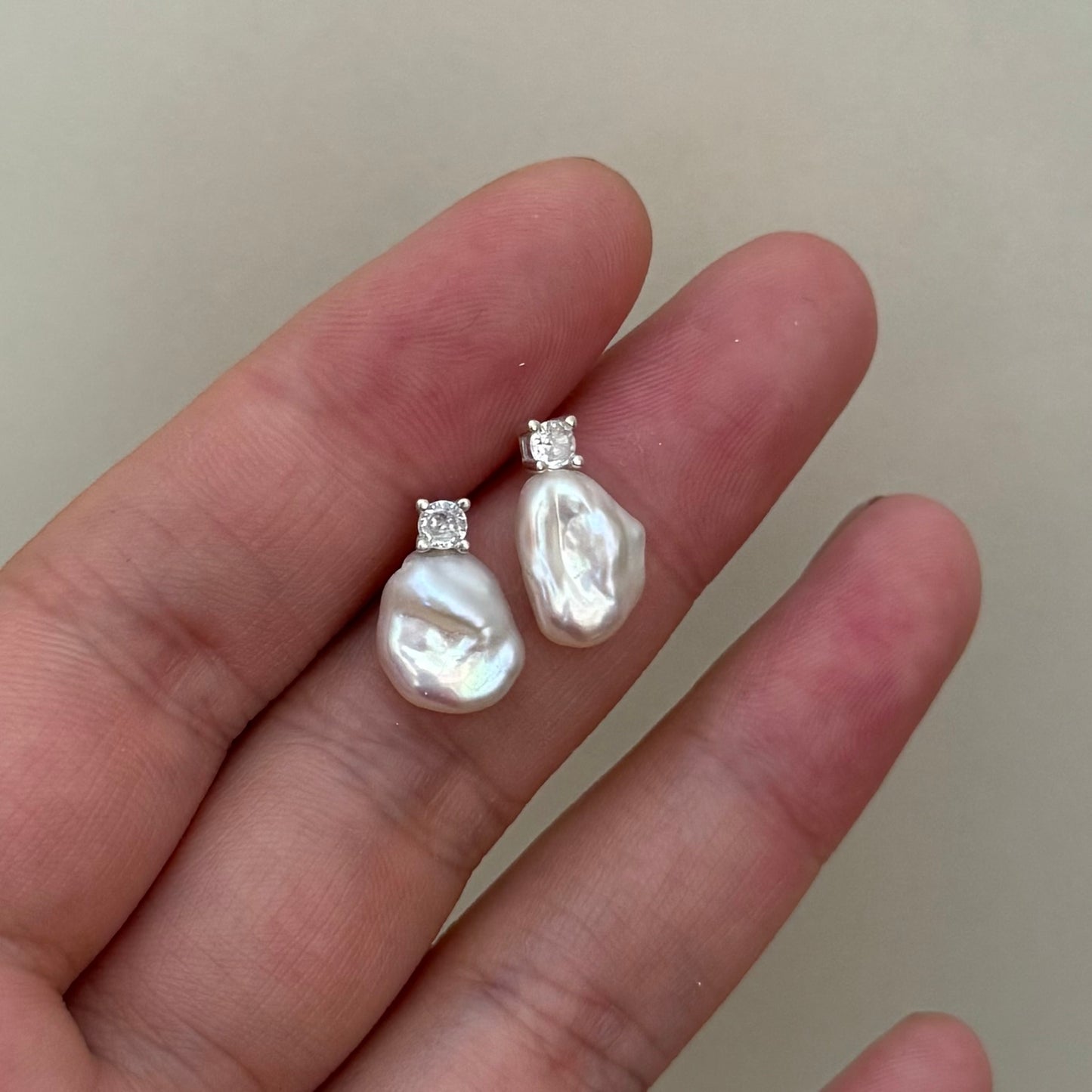 Orecchini con mini perle irregolari