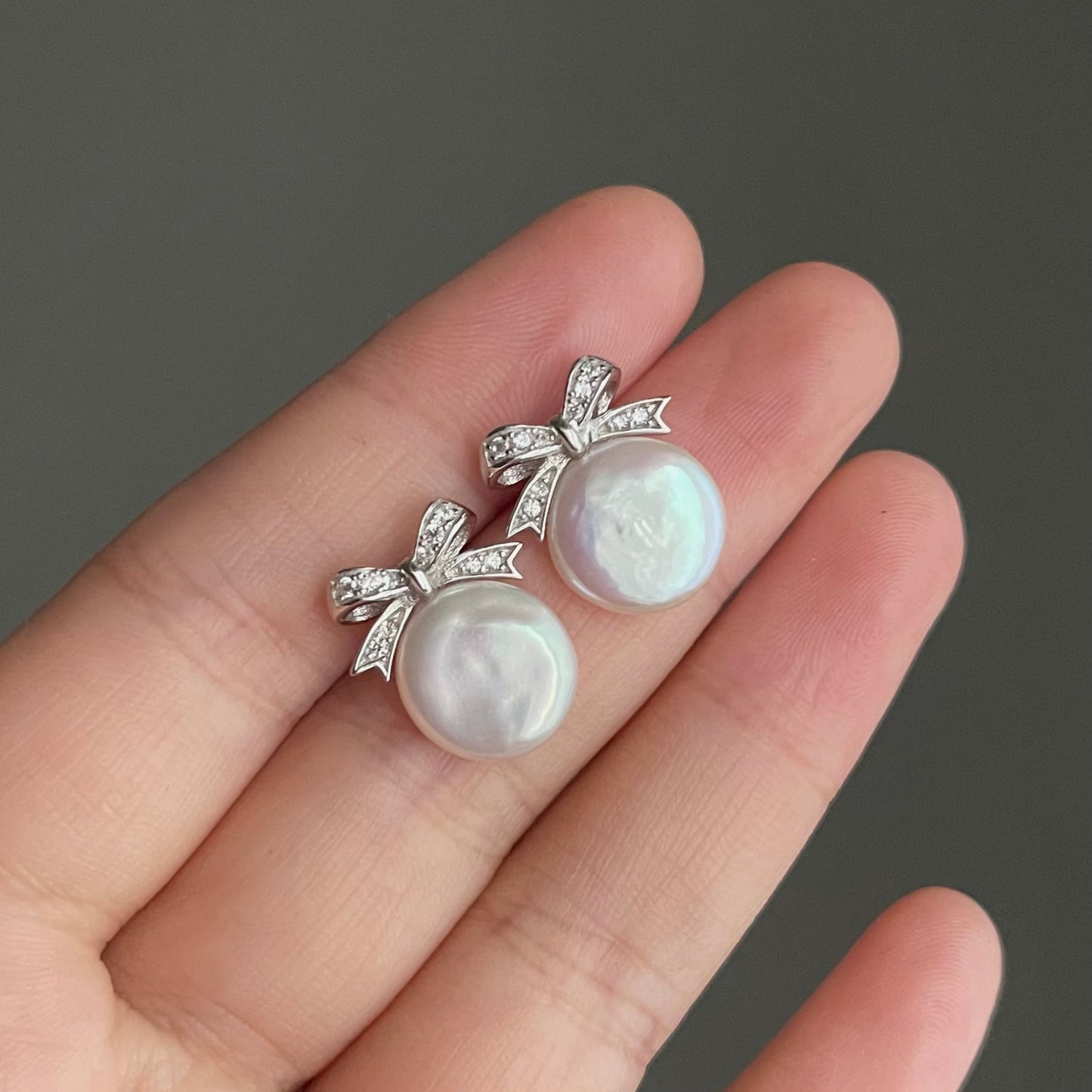 Orecchini Fiocchi con chiusura a farfalla e con perle naturali d’acqua dolce a bottone