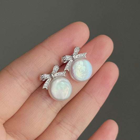 Orecchini Fiocchi con chiusura a farfalla e con perle naturali d’acqua dolce a bottone
