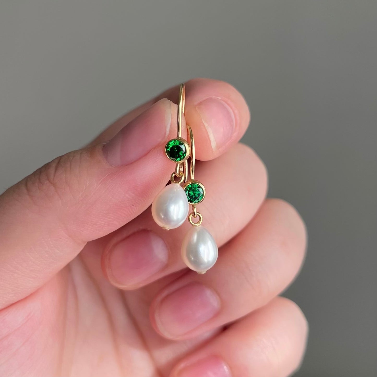 Orecchini Acqua Dream con zircone verde e chiusura a monachella aperta