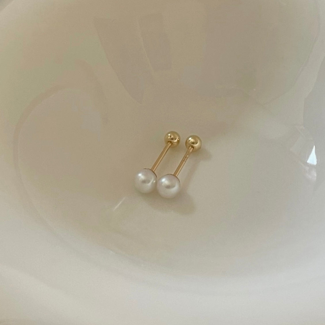 Everyday pearl earring con perla tonda 4mm e con chiusura a vite