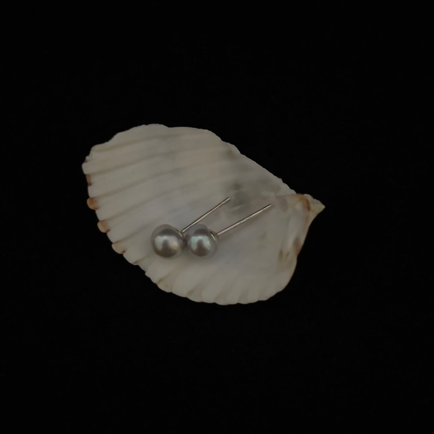 Orecchini mini perle grigie