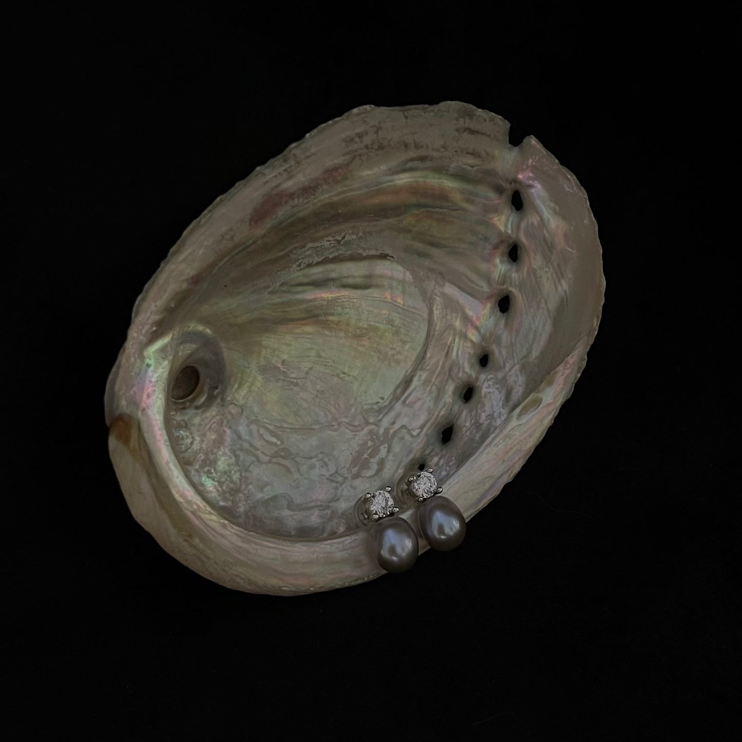 Orecchini con mini perle ovali e zircone