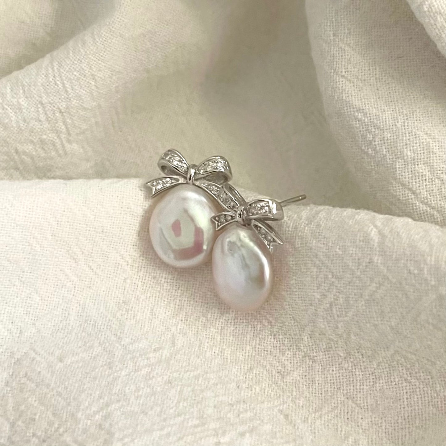 Orecchini Fiocchi con chiusura a farfallina e perle barocche