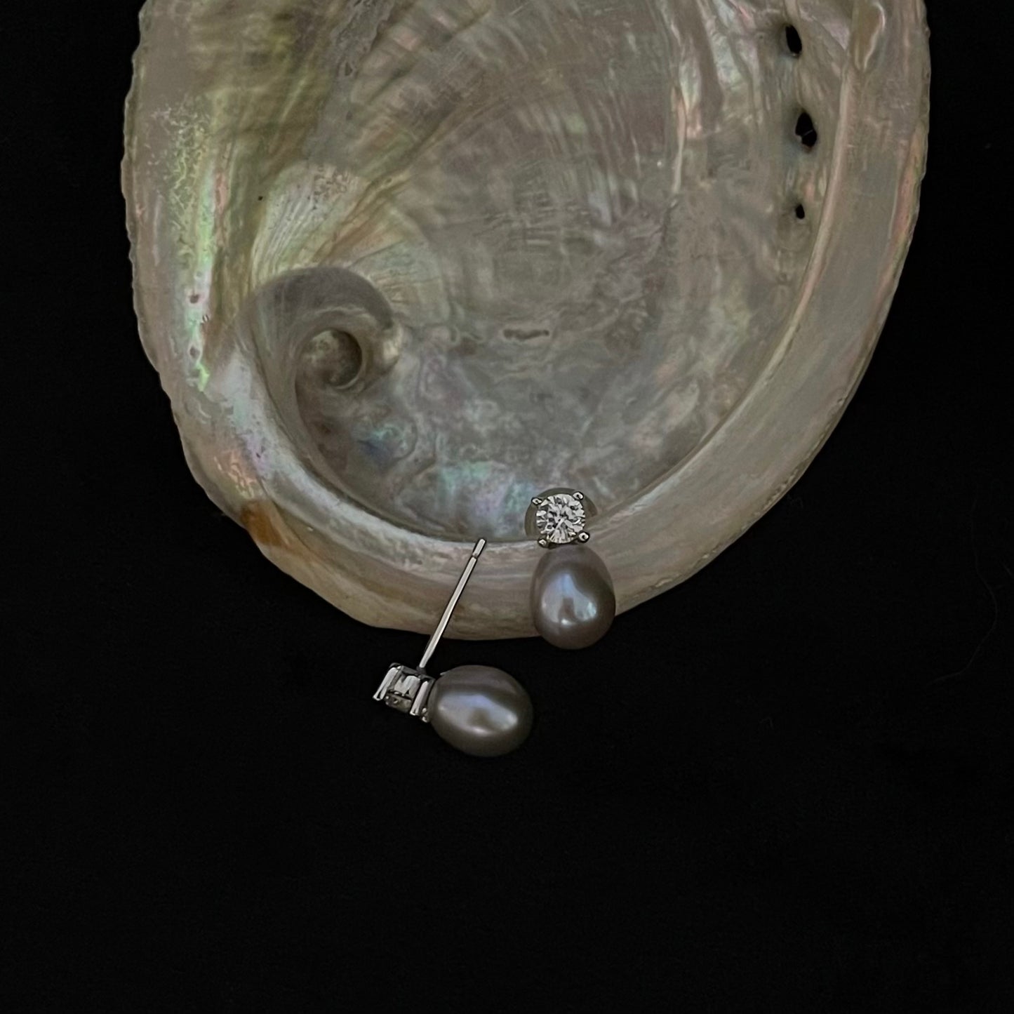 Orecchini con mini perle ovali e zircone