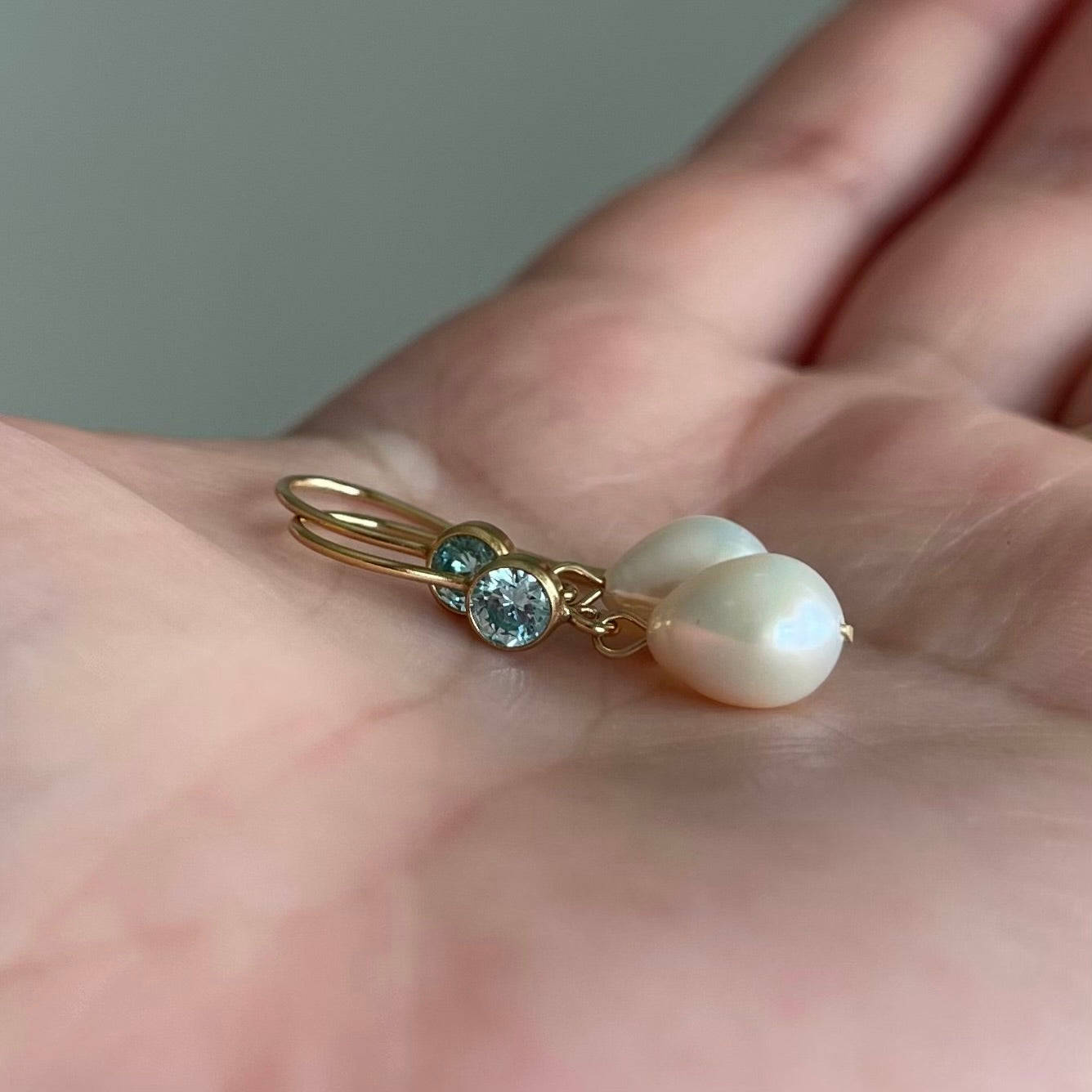 Orecchini Acqua Dream con zircone azzurro e chiusura a monachella aperta
