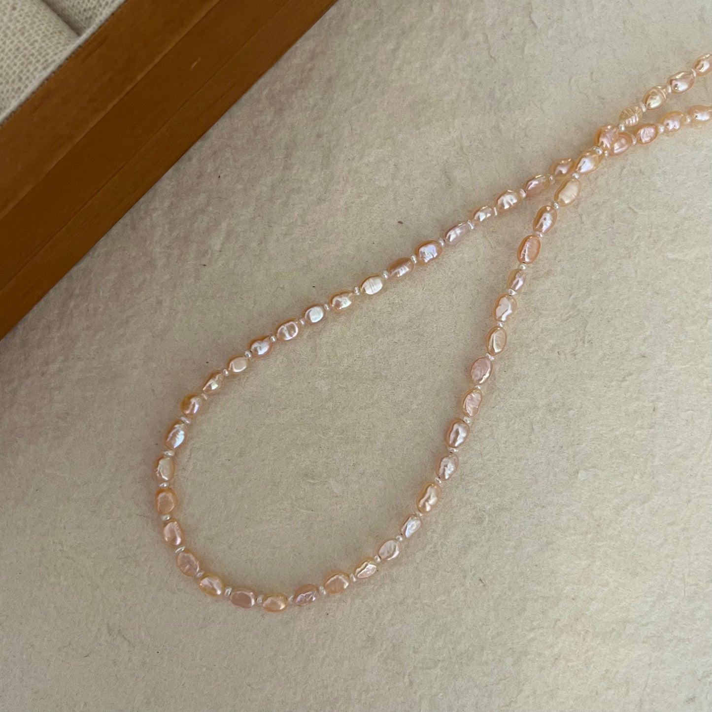 Girocollo con mini perle arancione e bianco