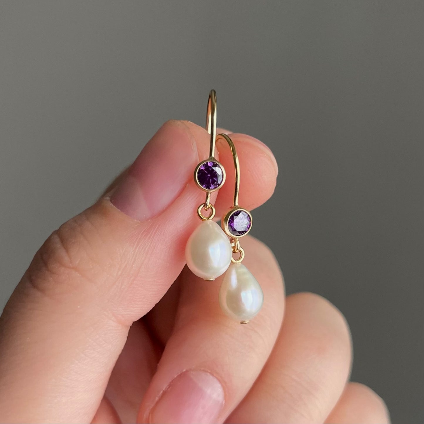 Orecchini Acqua Dream con zircone viola e chiusura a monachella aperta